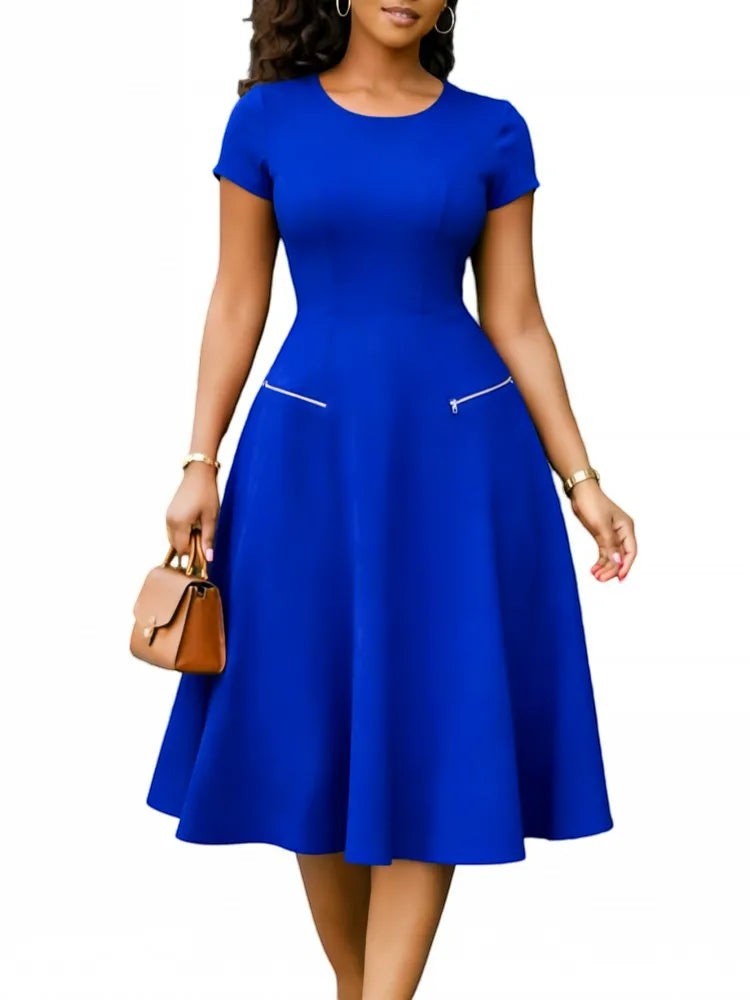 AKJ Fashion robe midi bleue à manches courtes, col rond, coupe évasée et poches zippées. Tissu structuré, idéale pour le bureau ou une cérémonie.