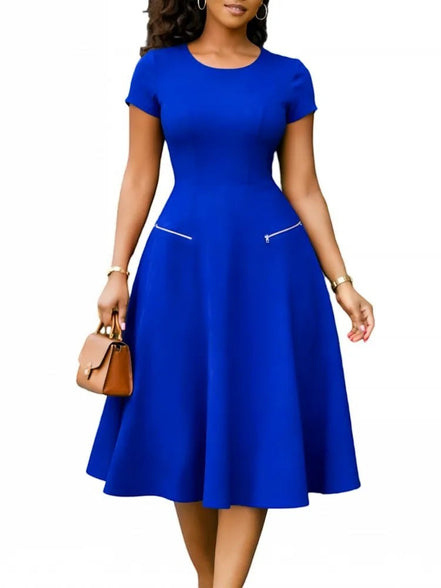 AKJ Fashion robe midi bleue à manches courtes, col rond, coupe évasée et poches zippées. Tissu structuré, idéale pour le bureau ou une cérémonie.
