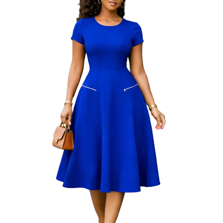 AKJ Fashion robe midi bleue à manches courtes, col rond, coupe évasée et poches zippées. Tissu structuré.
