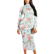 AKJ Fashion robe midi moulante à col montant et manches longues, imprimé roses rouges sur fond bleu ciel. Tissu stretch.