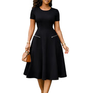 AKJ Fashion robe midi noire évasée à manches courtes, col rond et poches zippées. Coupe fit & flare.
