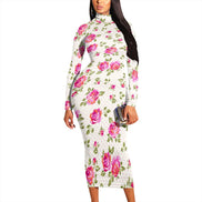 AKJ Fashion robe midi moulante à col montant, manches longues, imprimé roses rouges sur fond blanc. Tissu stretch.
