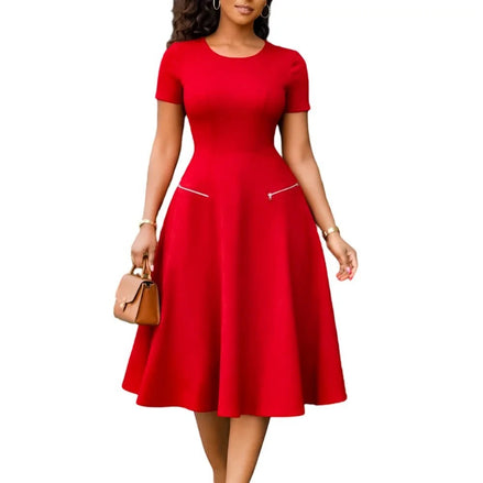 AKJ Fashion robe midi rouge à manches courtes, col rond, coupe évasée et poches zippées décoratives. Tissu structuré.