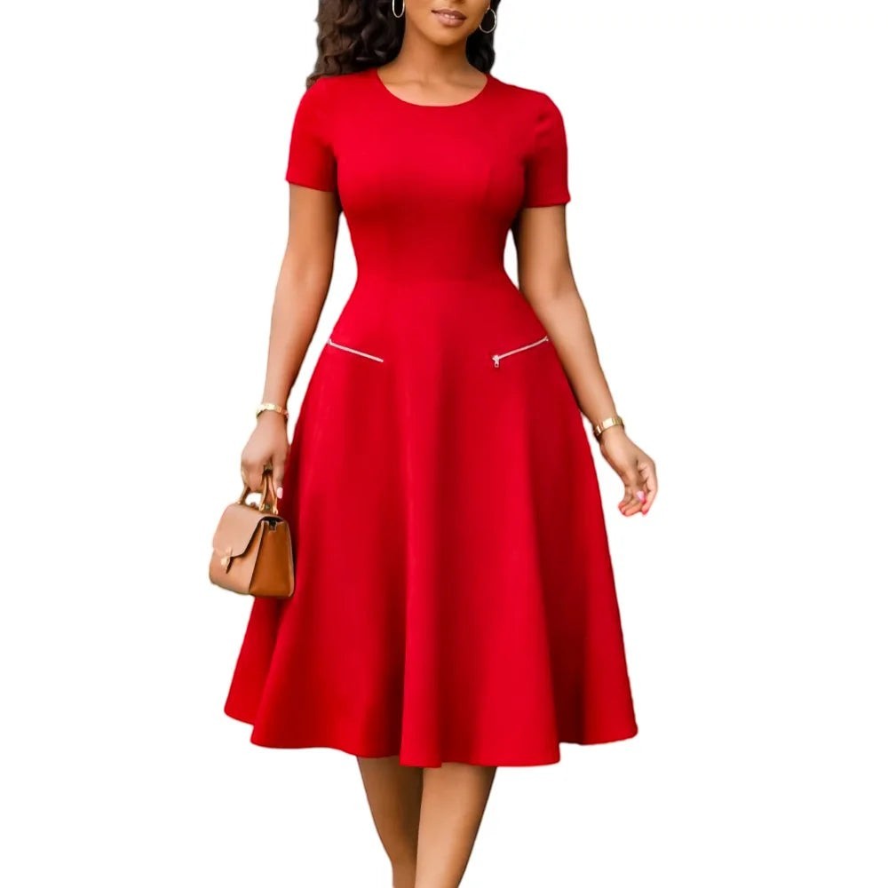 AKJ Fashion robe midi rouge à manches courtes, col rond, coupe évasée et poches zippées décoratives. Tissu structuré.