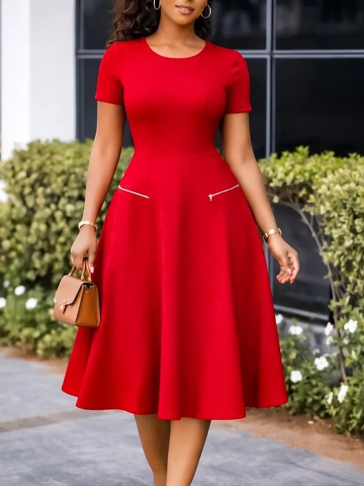 AKJ Fashion robe midi rouge évasée à manches courtes, col rond et poches zippées. Tissu structuré, taille cintrée.