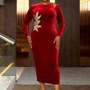 AKJ Fashion robe midi bordeaux en velours stretch, manches longues, épaule cut-out et applique dorée