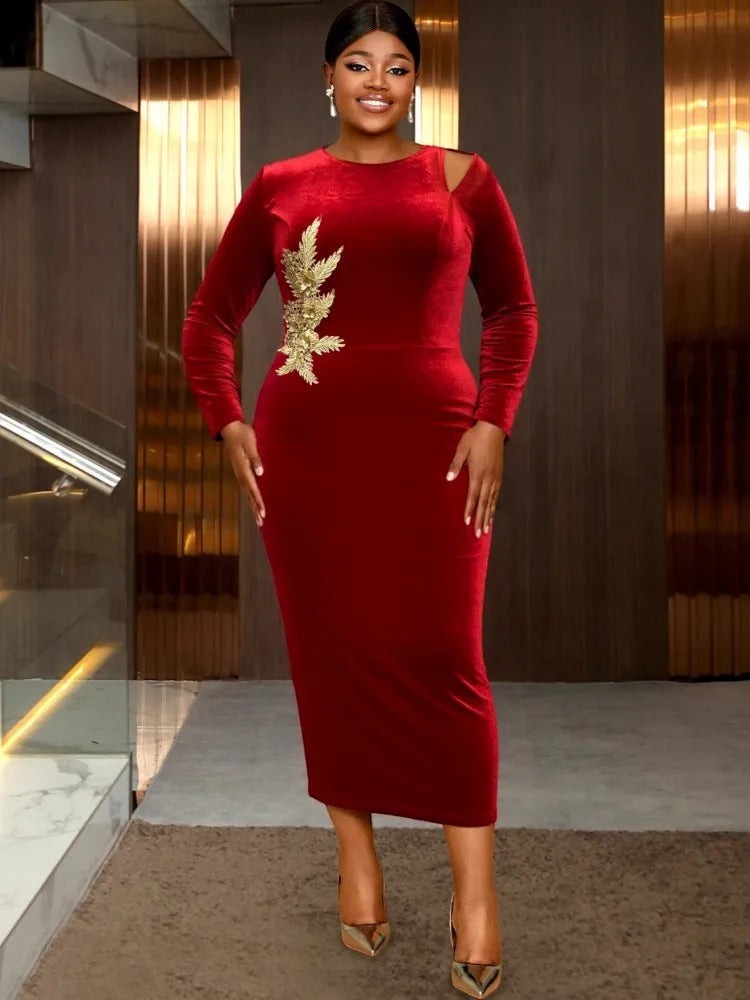 AKJ Fashion robe midi bordeaux en velours stretch, manches longues, épaule cut-out et applique dorée