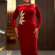 AKJ Fashion robe midi bordeaux en velours stretch, manches longues, épaule cut-out et applique dorée