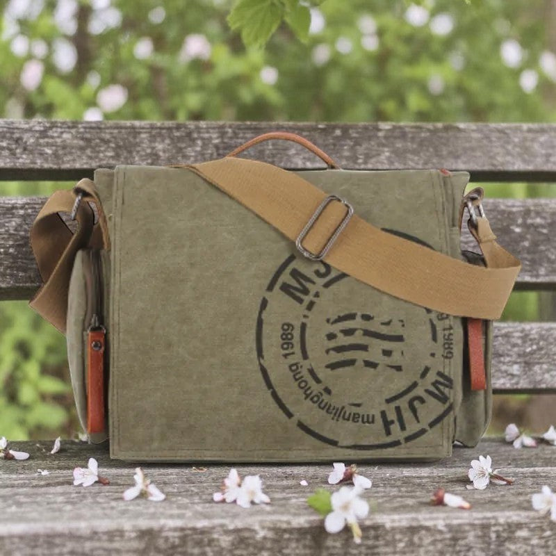 Sac bandoulière AKJ Fashion en toile kaki vintage avec bandoulière réglable et logo imprimé. Idéal pour le travail ou les études.