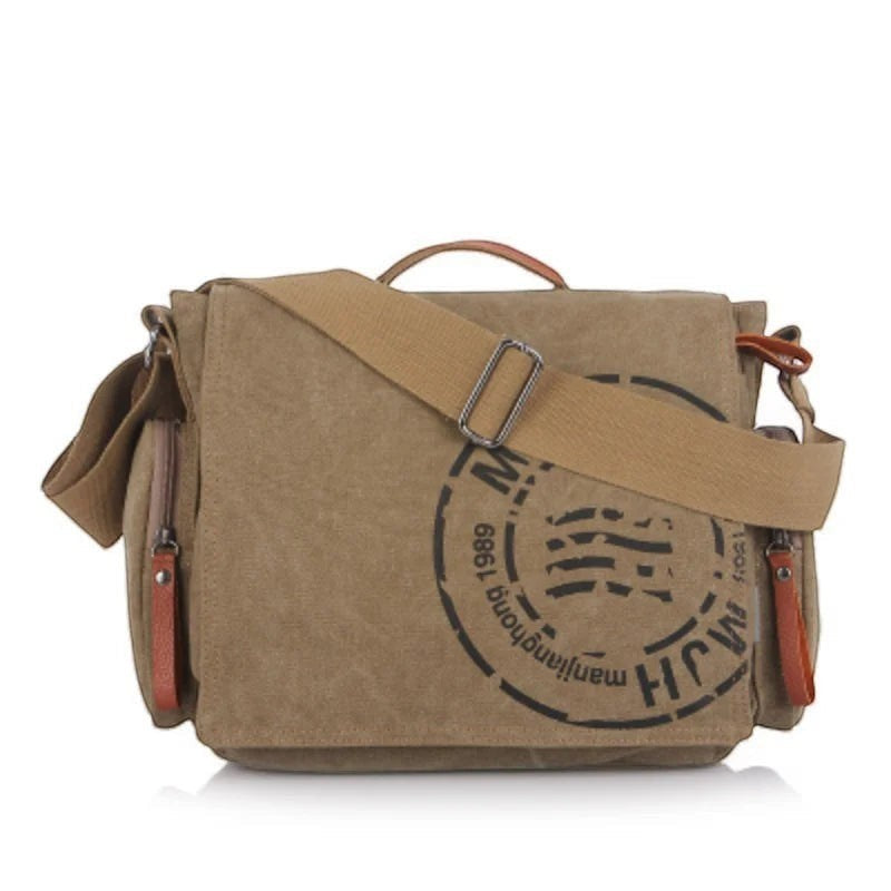 Sac bandoulière AKJ Fashion en toile kaki vintage avec logo imprimé, bandoulière réglable et poches zippées.