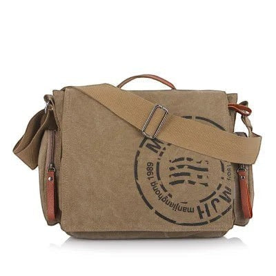 Sac bandoulière AKJ Fashion en toile kaki vintage avec logo imprimé, bandoulière réglable et poches zippées.