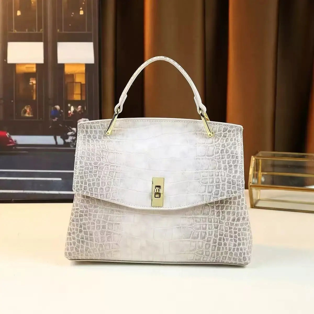 AKJ Fashion Sac à main blanc en cuir de vachette motif serpent, chic et moderne, avec fermoir doré.