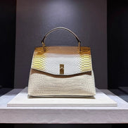 AKJ Fashion Sac à main femme en cuir de vachette blanc cassé motif serpent doré et blanc, chic et moderne.