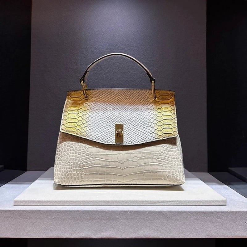 AKJ Fashion Sac à main femme en cuir de vachette blanc cassé motif serpent doré et blanc, chic et moderne.