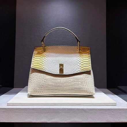 AKJ Fashion Sac à main femme en cuir de vachette blanc cassé motif serpent doré et blanc, chic et moderne.