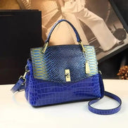 Sac à main AKJ Fashion bleu marine et jaune en cuir de vachette avec motif serpent, chic et moderne.