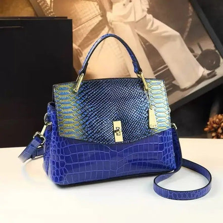 Sac à main AKJ Fashion bleu marine et jaune en cuir de vachette avec motif serpent, chic et moderne.