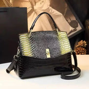 AKJ Fashion Sac à main femme en cuir de vachette noir et vert motif serpent, chic et moderne.