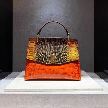 AKJ Fashion Sac à main femme en cuir de vachette orange et noir motif serpent, chic et moderne.