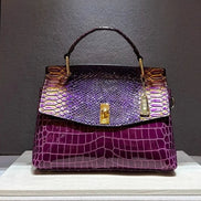 AKJ Fashion sac à main femme en cuir de vachette violet motif serpent, chic et moderne.