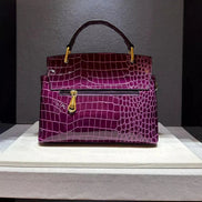 AKJ Fashion Sac à main violet en cuir de vachette à motif serpent, chic et moderne, avec fermeture éclair dorée.