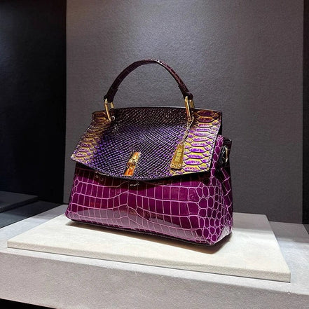 AKJ Fashion Sac à main femme en cuir violet motif serpent, chic et moderne, avec poignées et bandoulière.