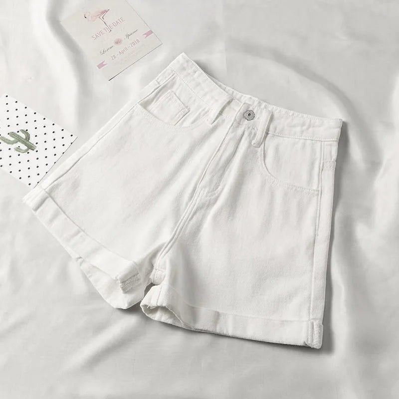 AKJ Fashion short blanc en coton léger, taille mi-haute, coupe flatteuse, parfait pour l'été.