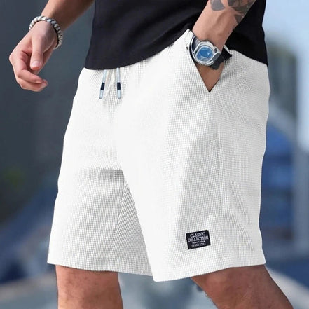 AKJ Fashion short d'été blanc en coton gaufré, coupe droite, ceinture à cordon, poches latérales.