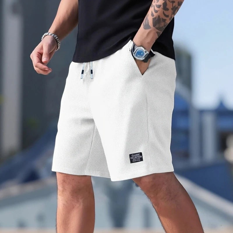 AKJ Fashion short d'été blanc en coton gaufré, coupe droite, ceinture à cordon, poches latérales.