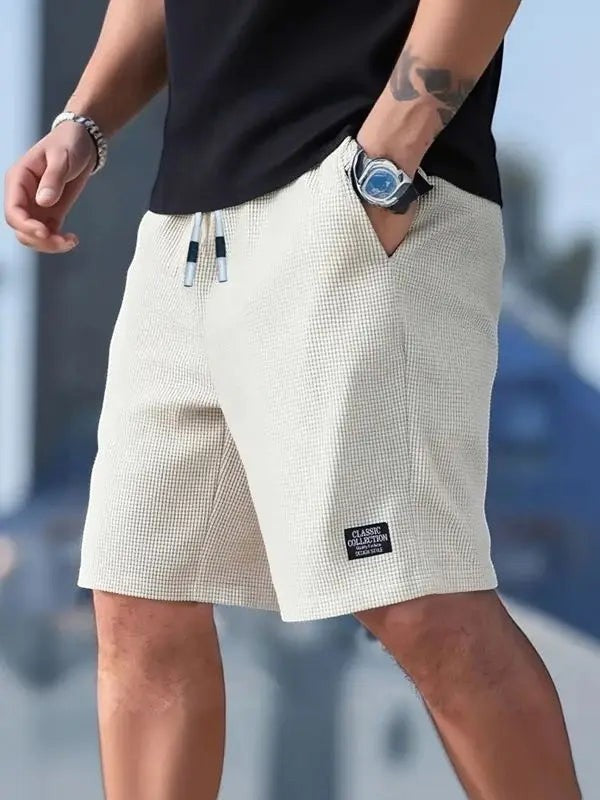 AKJ Fashion short d'été homme beige texturé, coupe droite, ceinture à cordon, poches latérales.