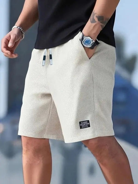 AKJ Fashion short d'été homme beige texturé, coupe droite, ceinture à cordon, poches latérales.