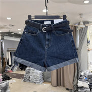AKJ Fashion short en jean bleu foncé, taille mi-haute, avec ceinture noire et revers aux ourlets. Idéal pour l'été.
