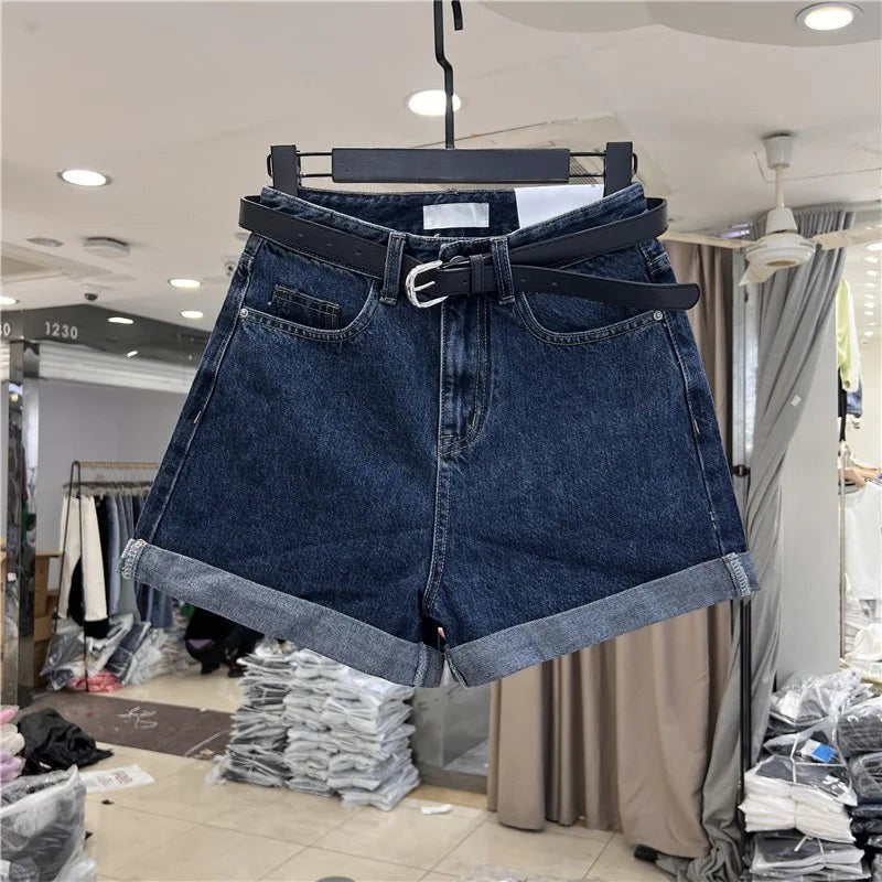 AKJ Fashion short en jean bleu foncé, taille mi-haute, avec ceinture noire et revers aux ourlets. Idéal pour l'été.