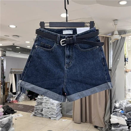 AKJ Fashion short en jean bleu foncé, taille mi-haute, avec ceinture noire et revers aux ourlets. Idéal pour l'été.