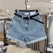 AKJ Fashion short en jean bleu clair délavé, taille mi-haute, avec ceinture noire et revers aux ourlets. Idéal pour l'été.