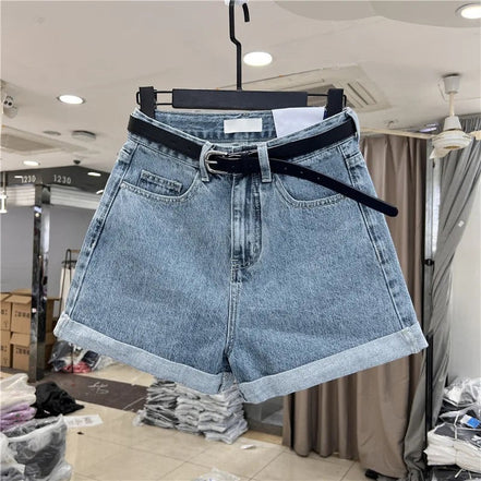 AKJ Fashion short en jean bleu clair délavé, taille mi-haute, avec ceinture noire et revers aux ourlets. Idéal pour l'été.