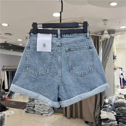 AKJ Fashion short en jean bleu clair, taille mi-haute, ourlets retroussés, poches arrière plaquées, idéal pour l'été.