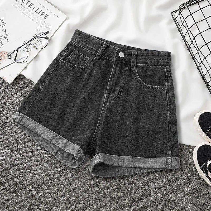 AKJ Fashion short en jean gris foncé, taille mi-haute, ourlets retroussés, poches discrètes, idéal pour l'été.
