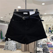 AKJ Fashion short en jean noir taille mi-haute avec ceinture, ourlet retroussé, idéal pour l'été.