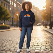 AKJ Fashion sweat à capuche bleu marine avec logo KTM Racing Team, coupe unisexe, poche kangourou, sur femme en jean.