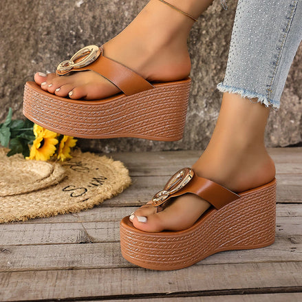 Mules Compensées "Riviera" – Camel Cuir Synthétique & Boucle Dorée