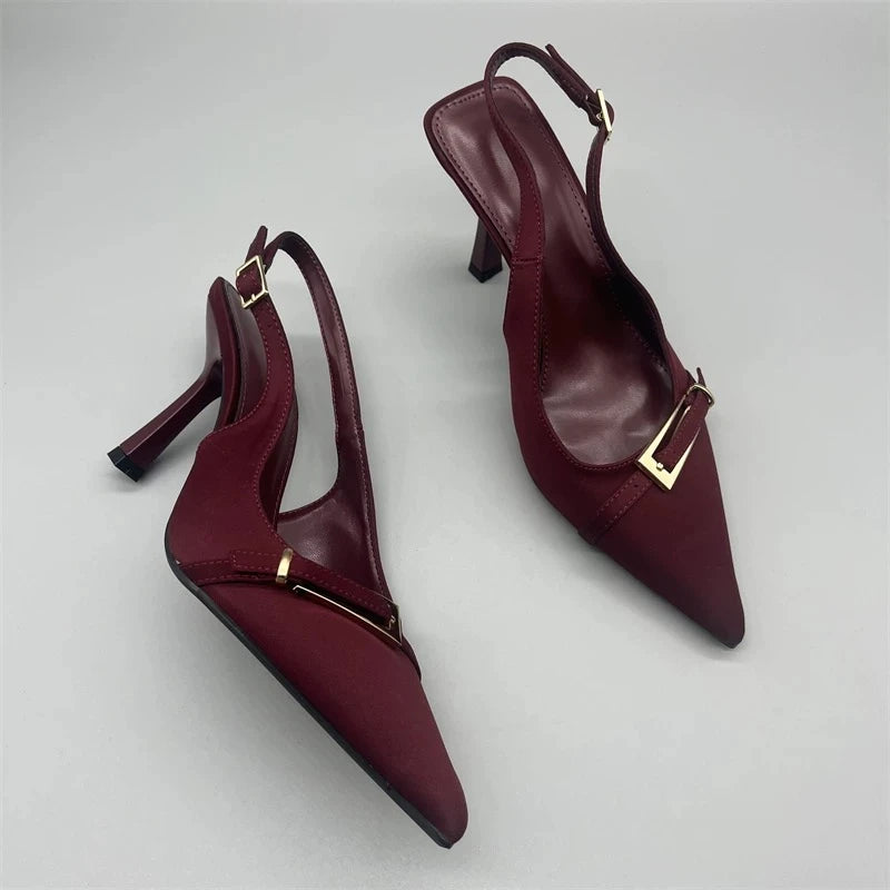 Escarpins Slingbacks Pointus – Bordeaux Satiné & Boucle Dorée