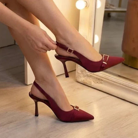 Escarpins Slingbacks Pointus – Bordeaux Satiné & Boucle Dorée