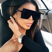 Lunettes de soleil carrées noires SHOPAHOLIC pour femme, monture plastique légère, verres miroir 63 mm, style tendance.