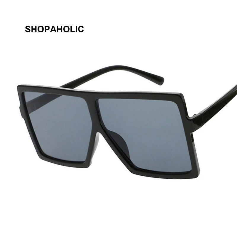 Lunettes de soleil carrées noires SHOPAHOLIC pour femme, monture plastique légère, verres miroir 63 mm, style tendance.